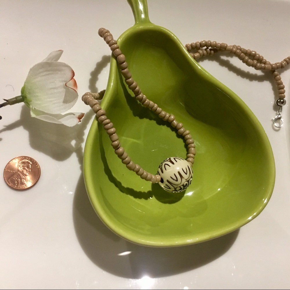 Stone carved pendant on glass beads - Picture 3 of 8